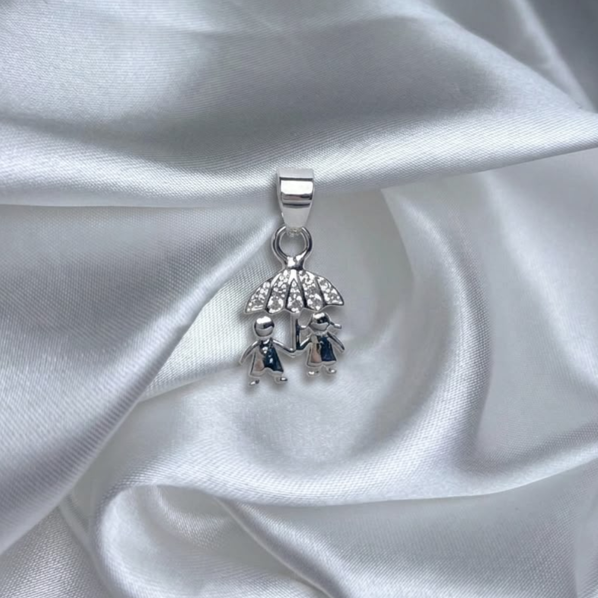 DIJE DE PAREJA CON PARAGUAS PLATA CIRCONES TAILANDES
