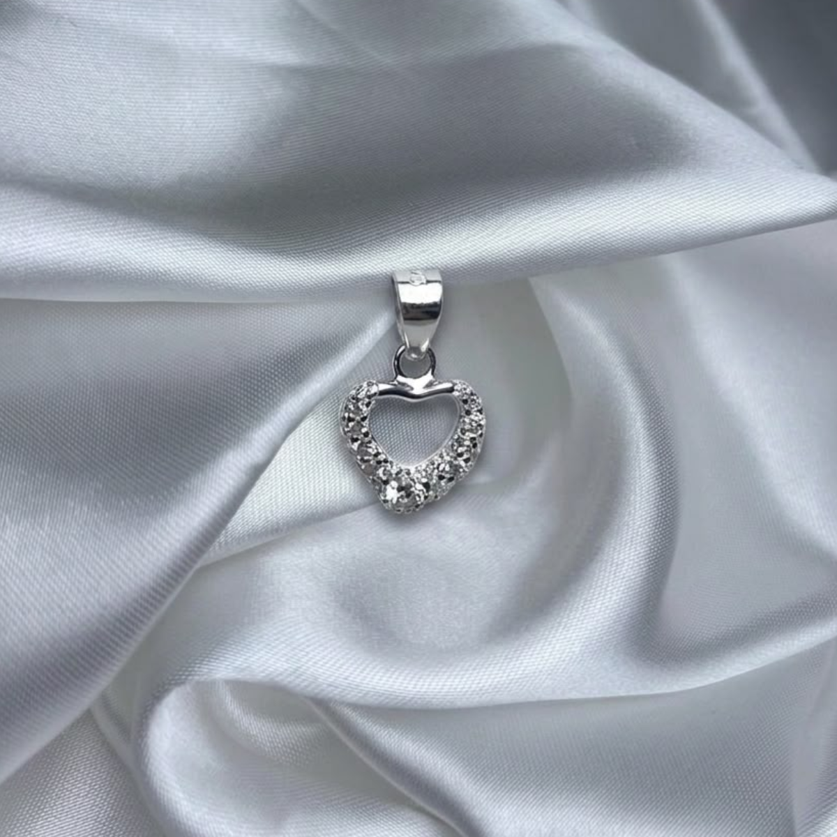 DIJE CORAZON SILUETA PLATA CIRCONES TAILANDES