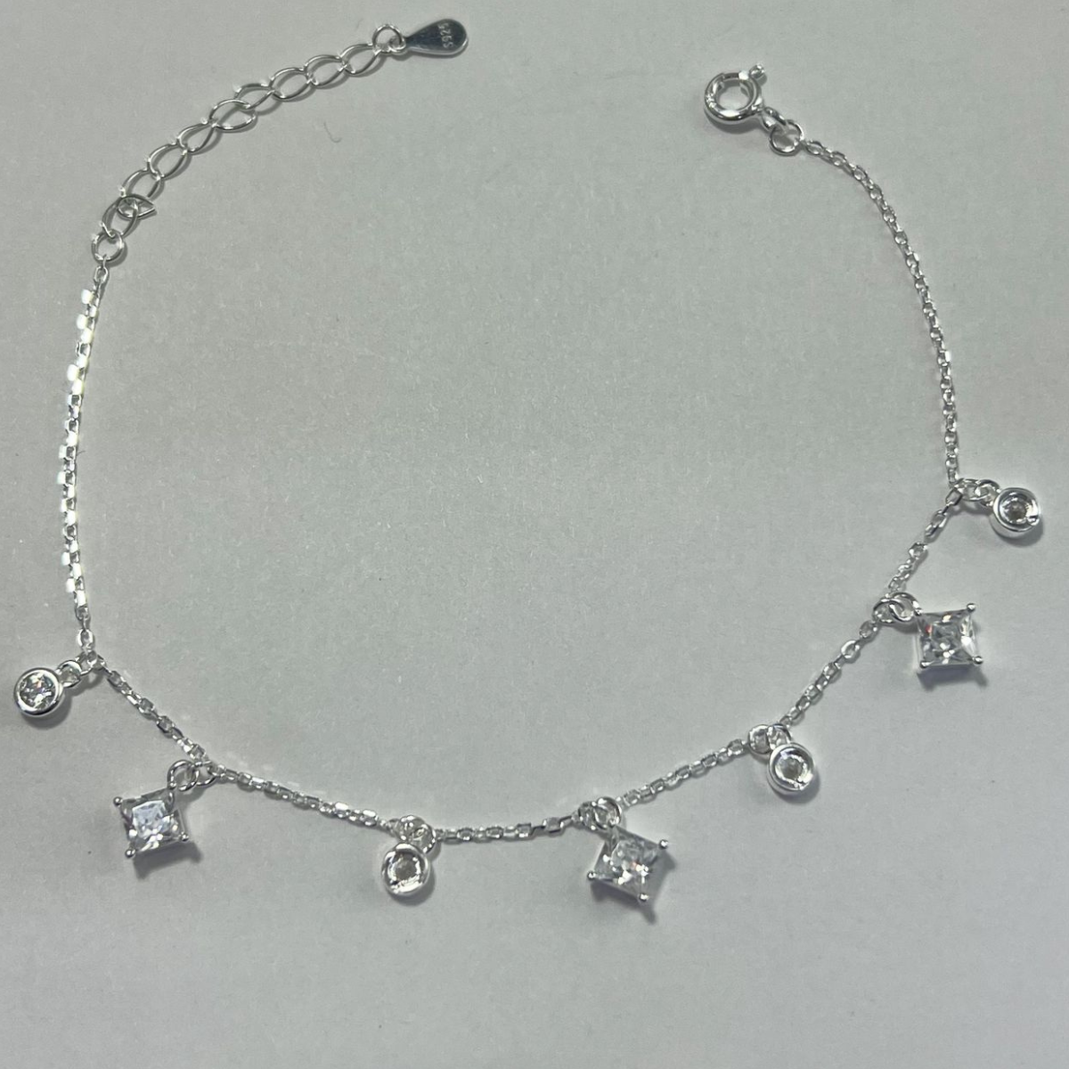 PULSERA EN PLATA LEY 925 CON DIJES DE CIRCONES