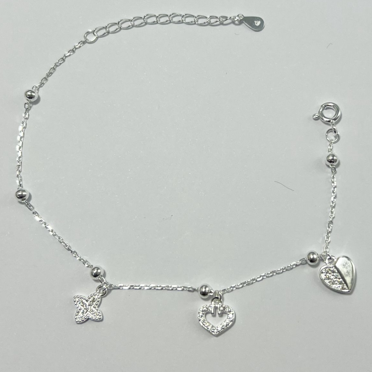 PULSERA EN PLATA CON DIJES DE CORAZÓN Y MARIPOSAS