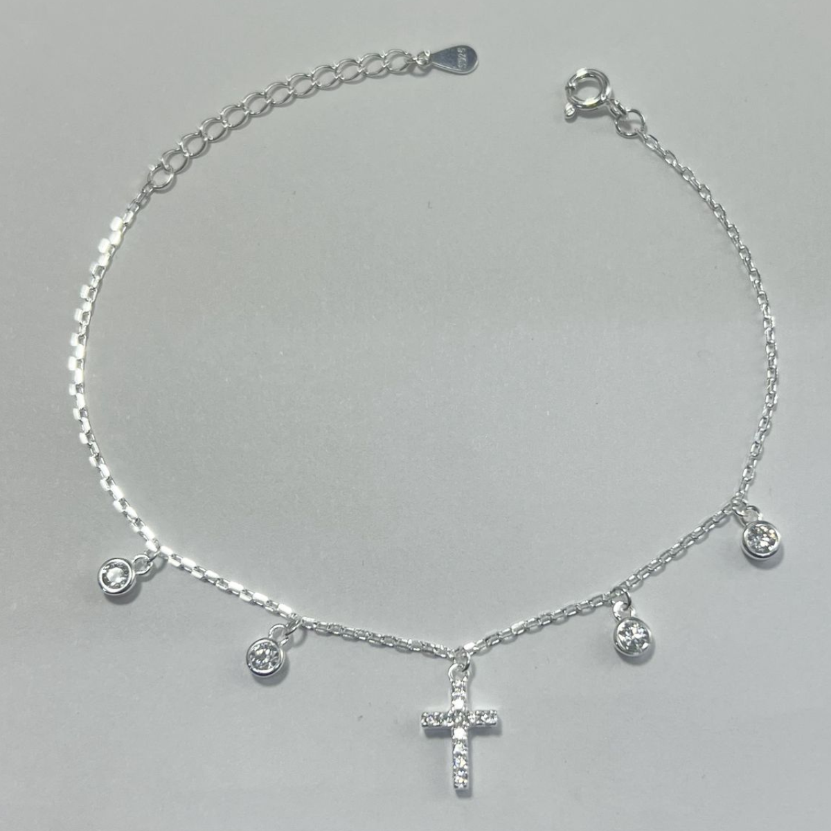 TOBILLERA EN PLATA CON DIJE DE CRUZ CON MICRO CIRCONES