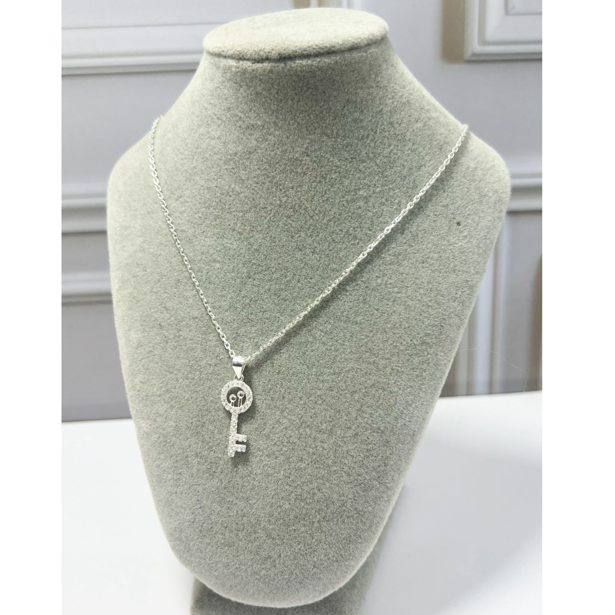CADENA EN PLATA CON DIJE DE LLAVE CON MICRO CIRCONES