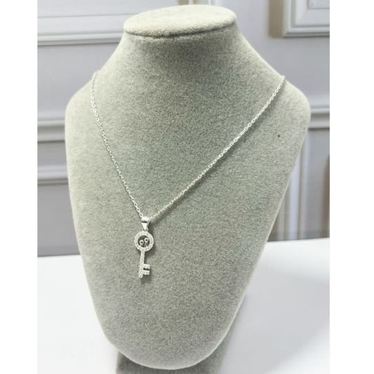 CADENA EN PLATA CON DIJE DE LLAVE CON MICRO CIRCONES