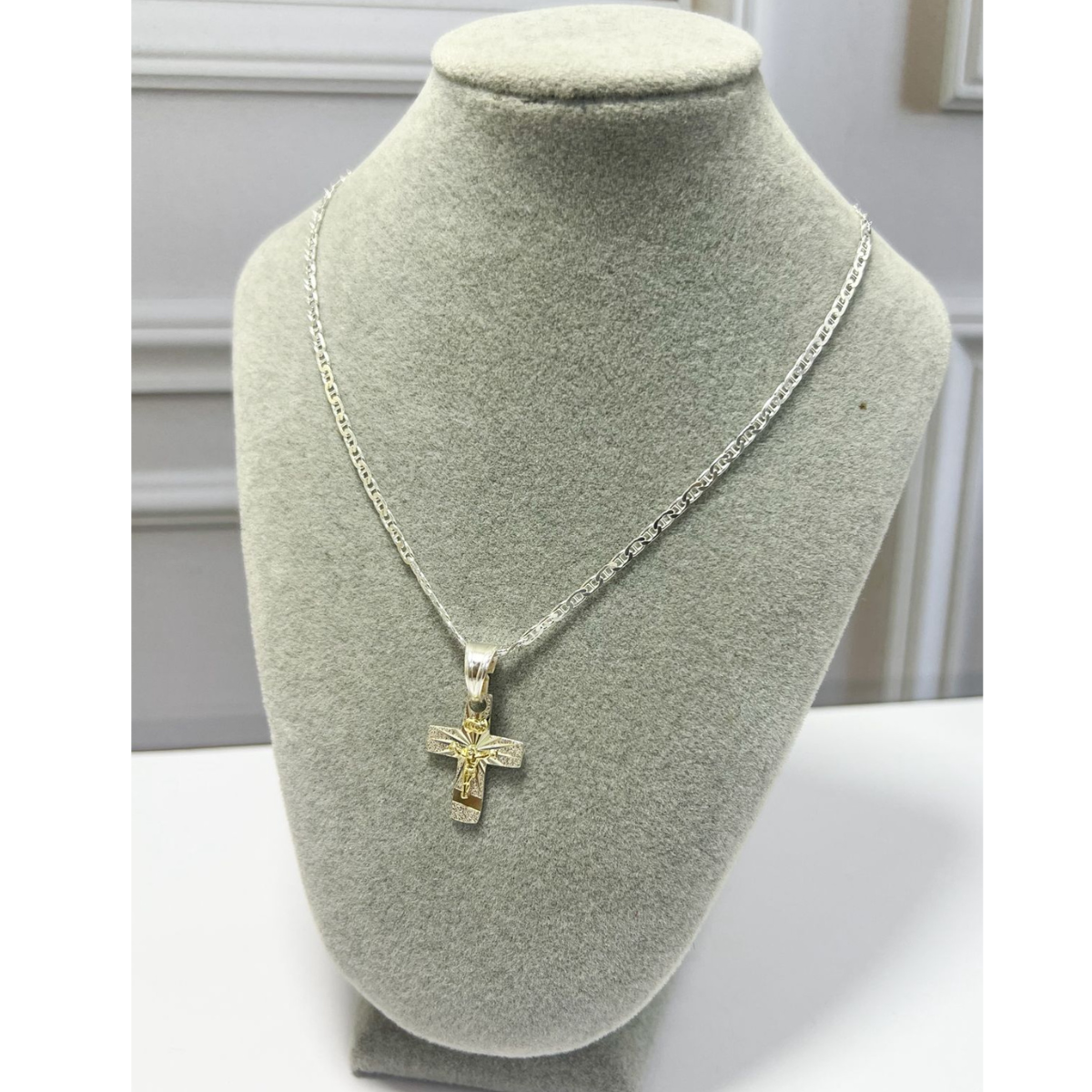 CADENA EN PLATA CON DIJE DE CRUZ BICOLOR
