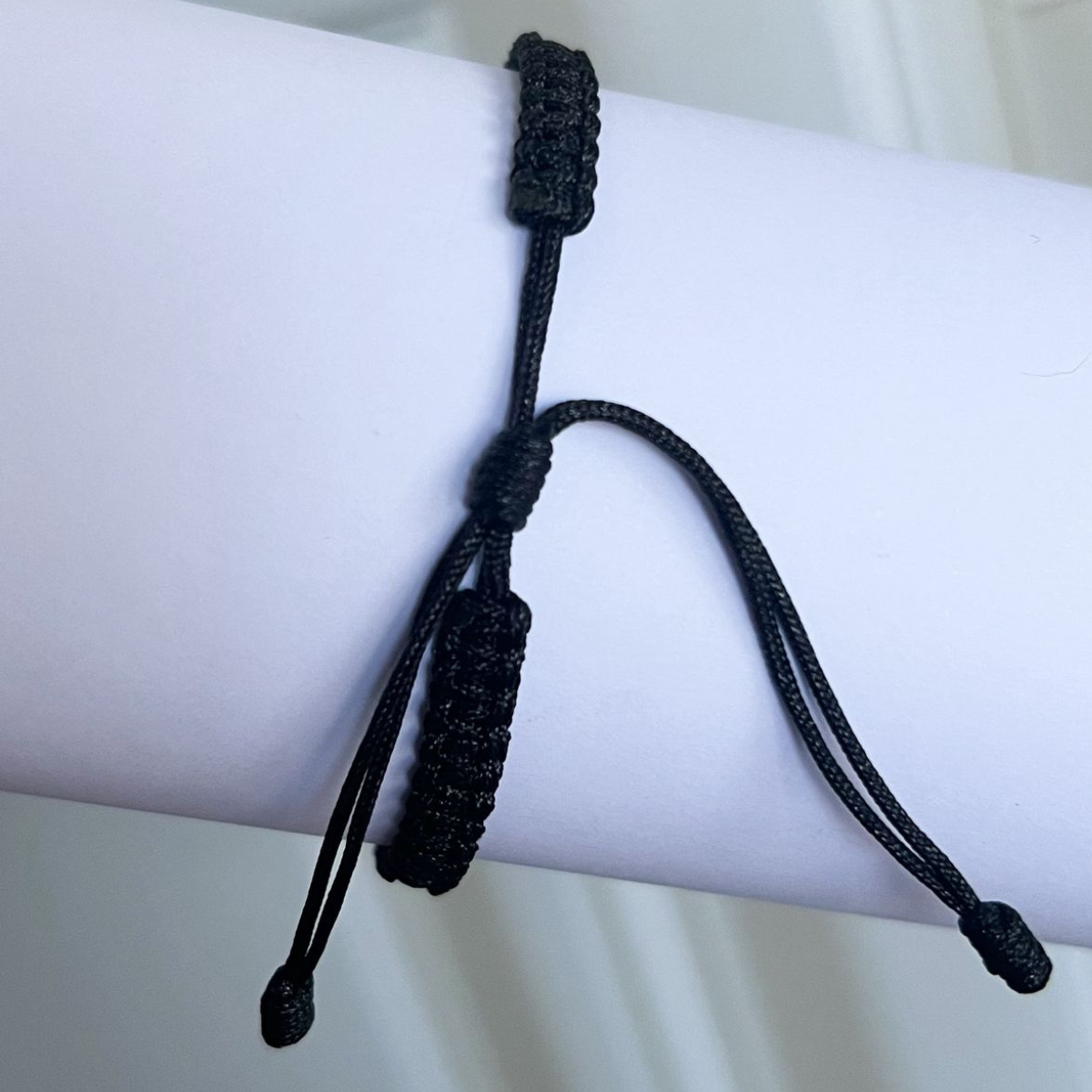 Pulsera Tejida En Macramé Con Detalles En Oro Laminado 18 k