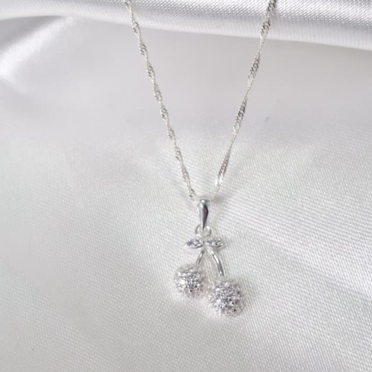 CADENA CON DIJE CEREZA PLATA LEY 925