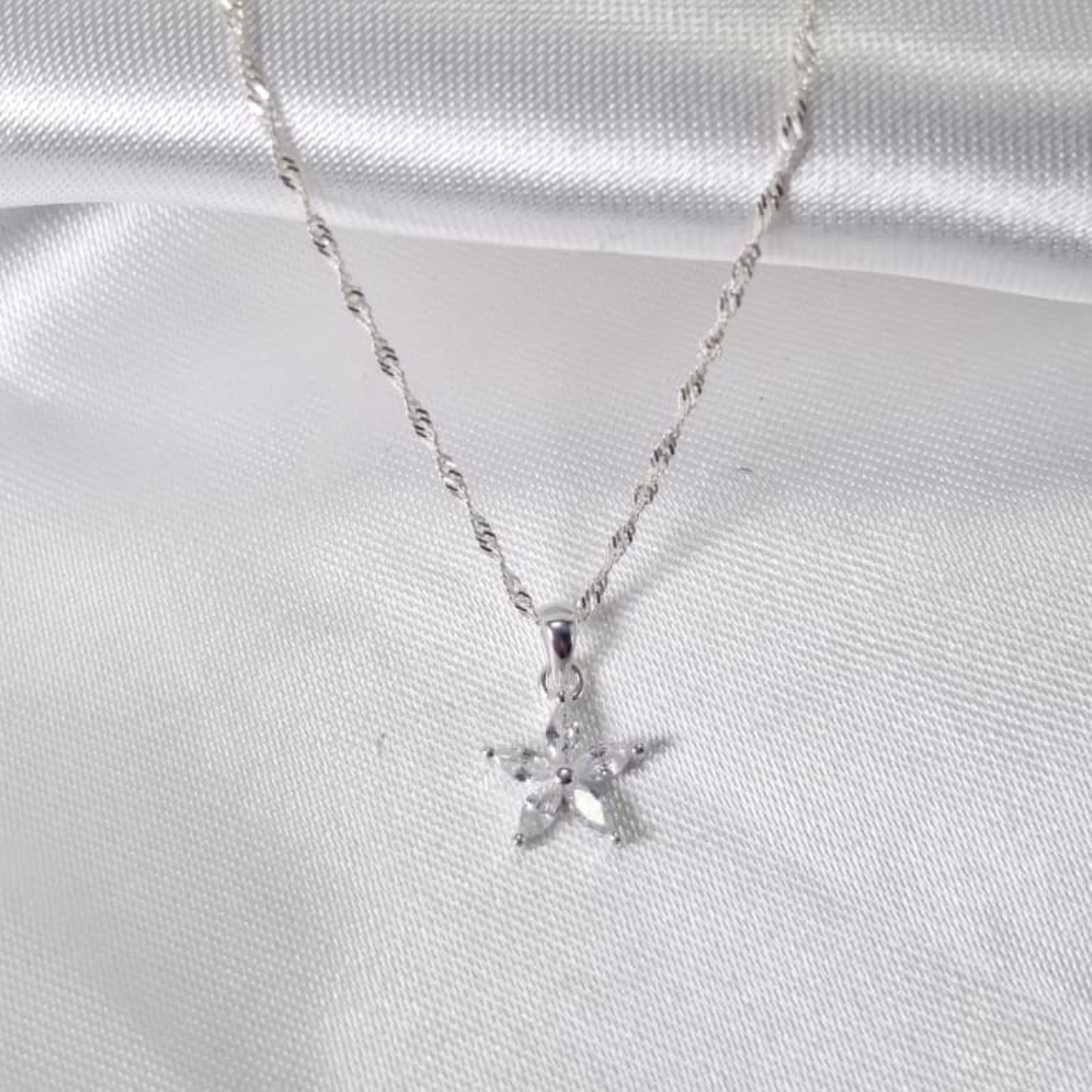 CADENA MAS DIJE DE FLOR CON CIRCONES EN PLATA LEY 925