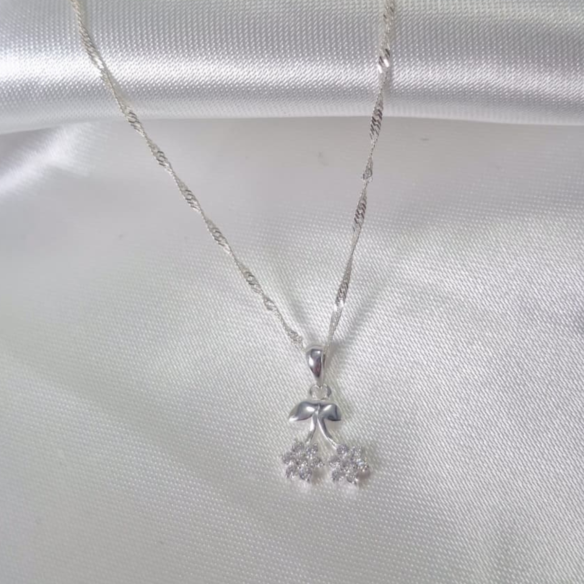 CADENA MAS DIJE CON CIRCONES EN PLATA LEY 925