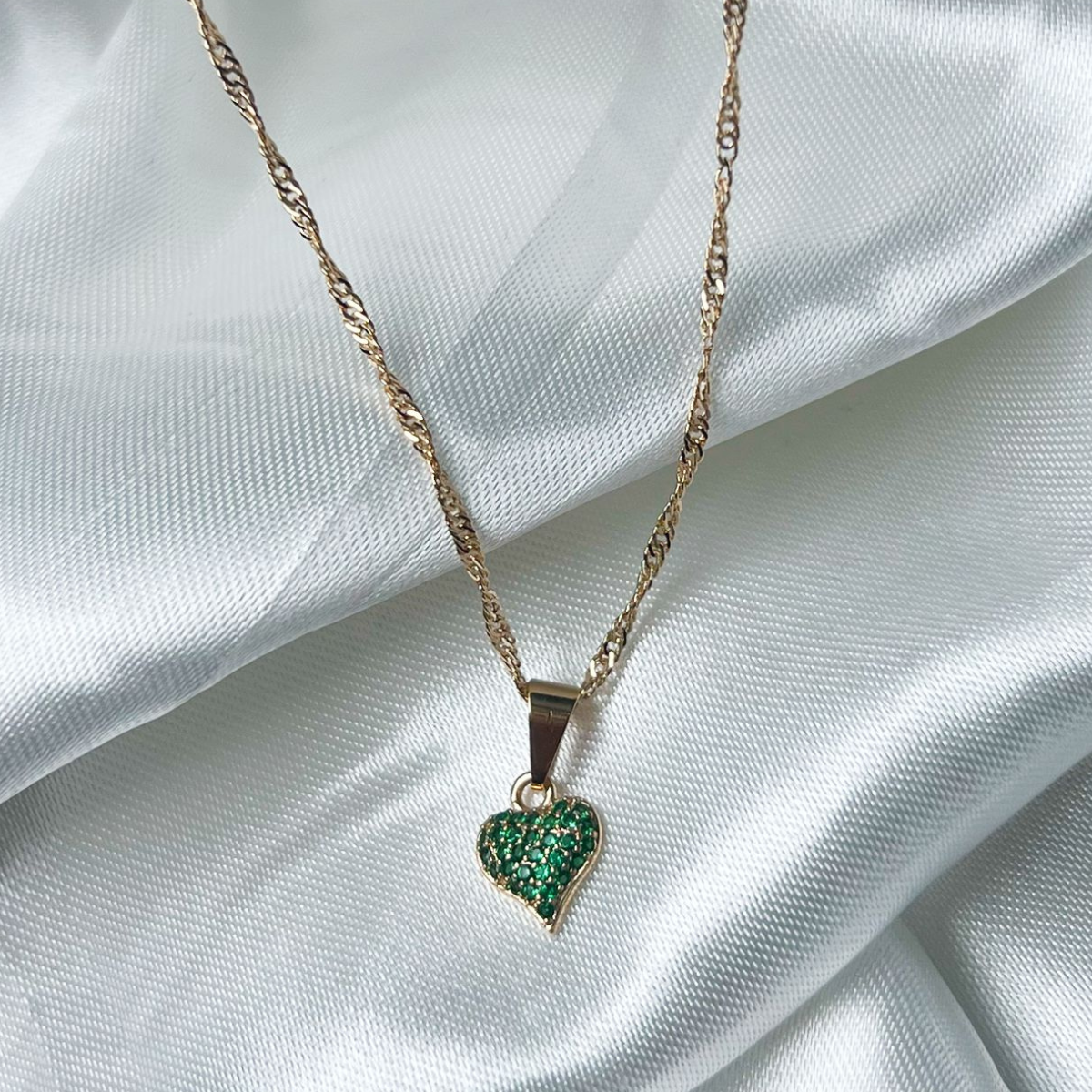 CADENA CON DIJE DE CORAZÓN VERDE ORO LAMINADO 18K