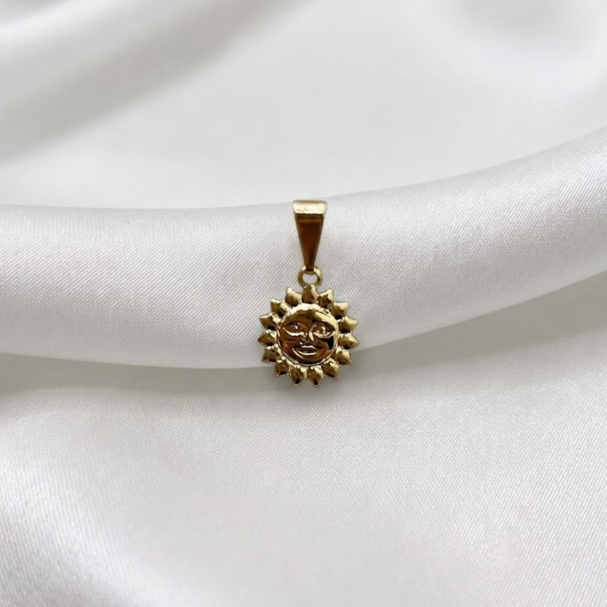 DIJE SOL ORO LAMINADO 18K