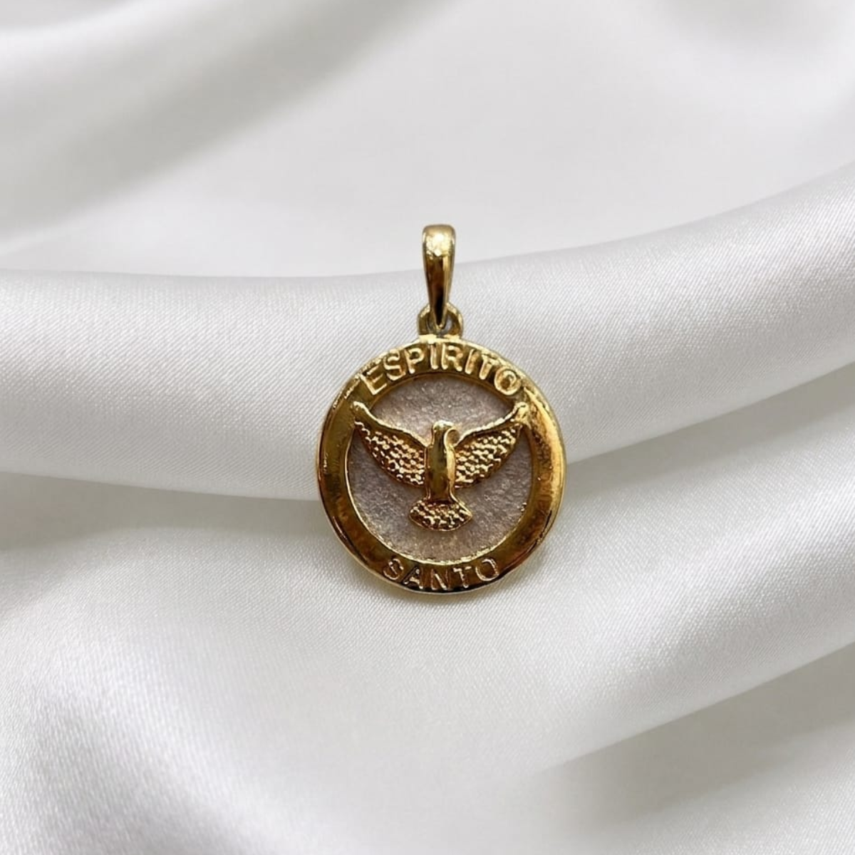 DIJE NACAR ESPIRITU SANTO ORO LAMINADO 18K