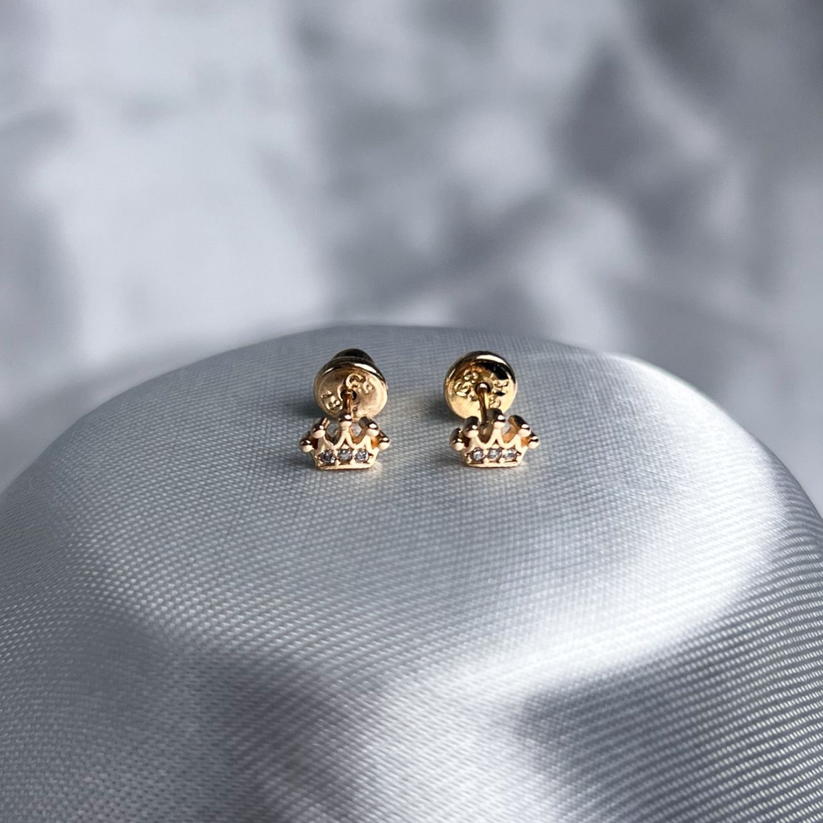 TOPO SEGURIDAD CORONA PEQUEÑA ORO LAMINADO 18K