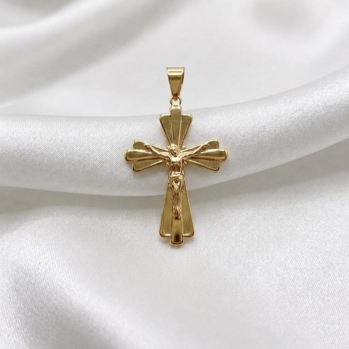 DIJE CRISTO PLANO ACAMPANADO ORO LAMINADO 18K