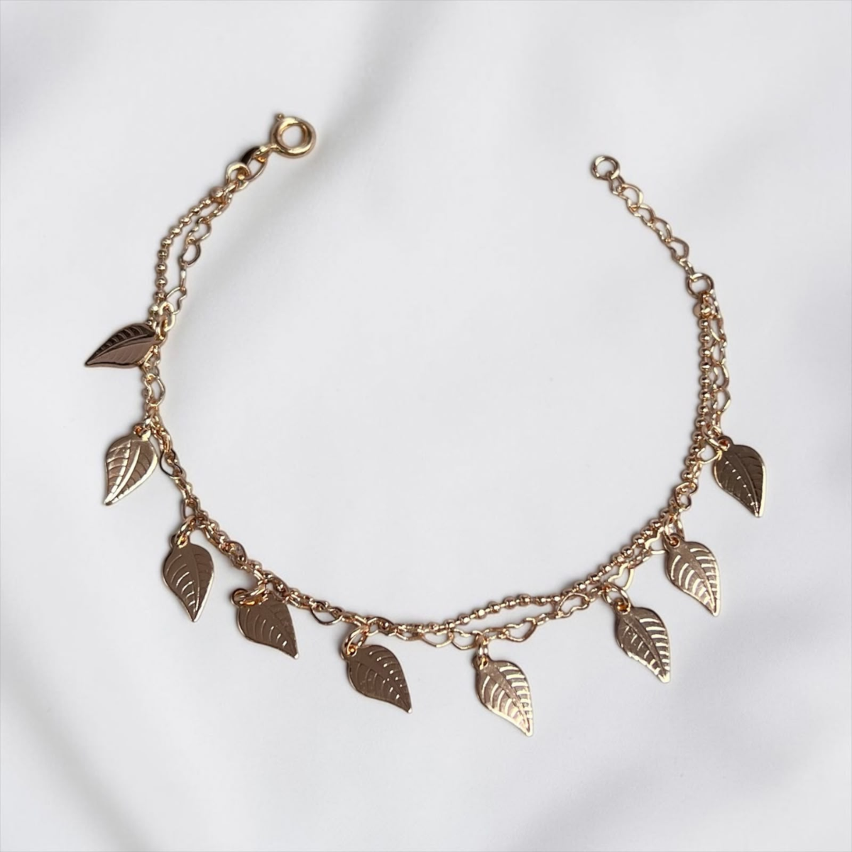 PULSERA DIJE HOJAS COLGANTE ORO LAMINADO 18K