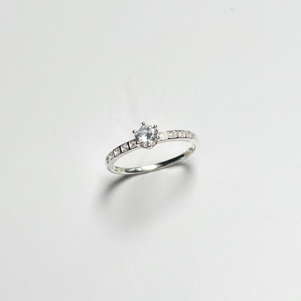 ANILLO SOLITARIO PLATA CIRCONES TAILANDES