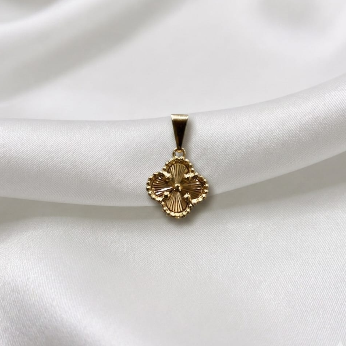 DIJE VAN CLEEF DIAMANATADO ORO LAMINADO 18K