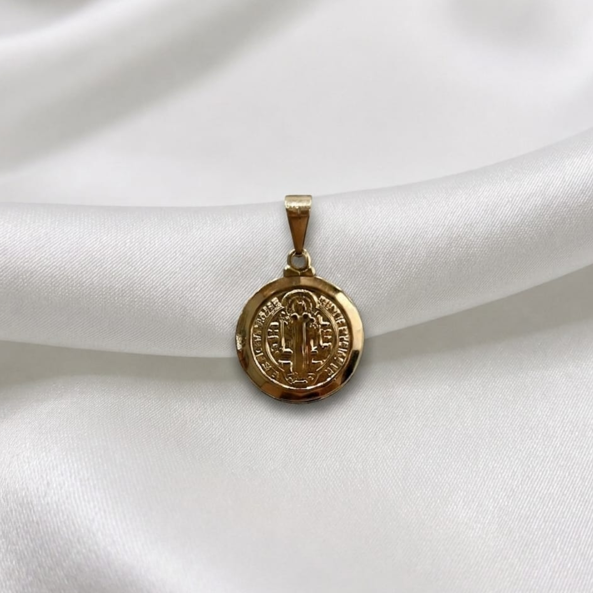 DIJE SAN BENITO ORO LAMINADO 18K