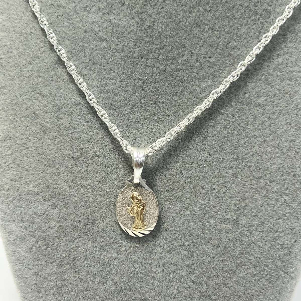CADENA EN PLATA CON DIJE BICOLOR DE LA VIRGEN MARIA AUXILIADORA