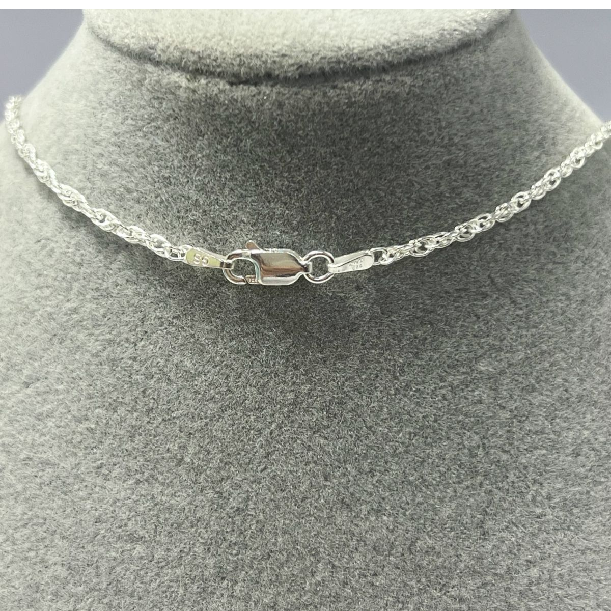 CADENA EN PLATA CON DIJE BICOLOR DE LA VIRGEN MARIA AUXILIADORA