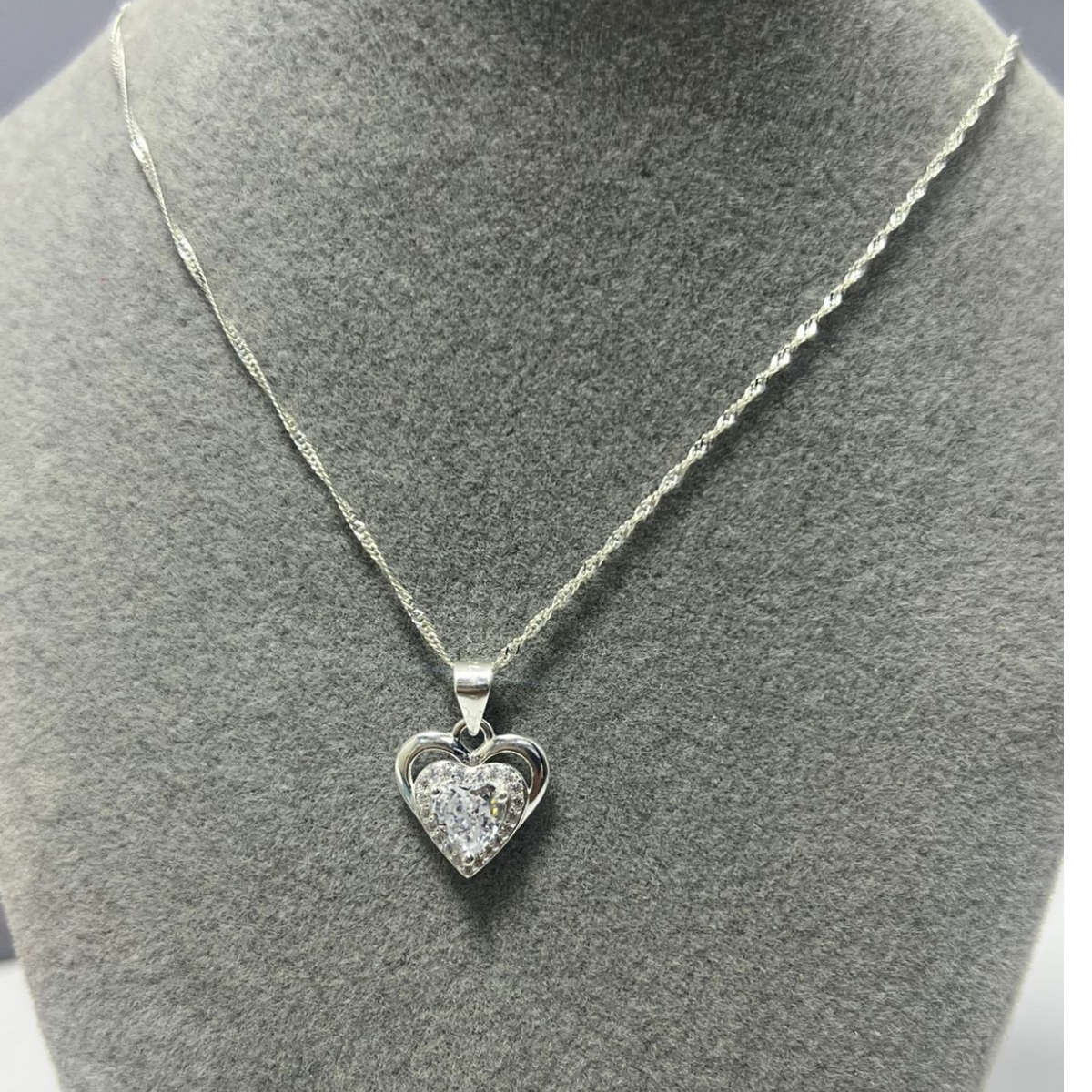 CADENA EN PLATA CON DIJE DE CORAZÓN CON CIRCONES Y MICRO CIRCONES