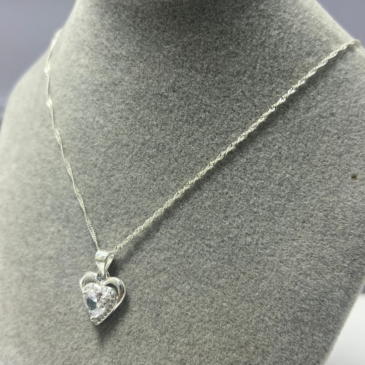 CADENA EN PLATA CON DIJE DE CORAZÓN CON CIRCONES Y MICRO CIRCONES