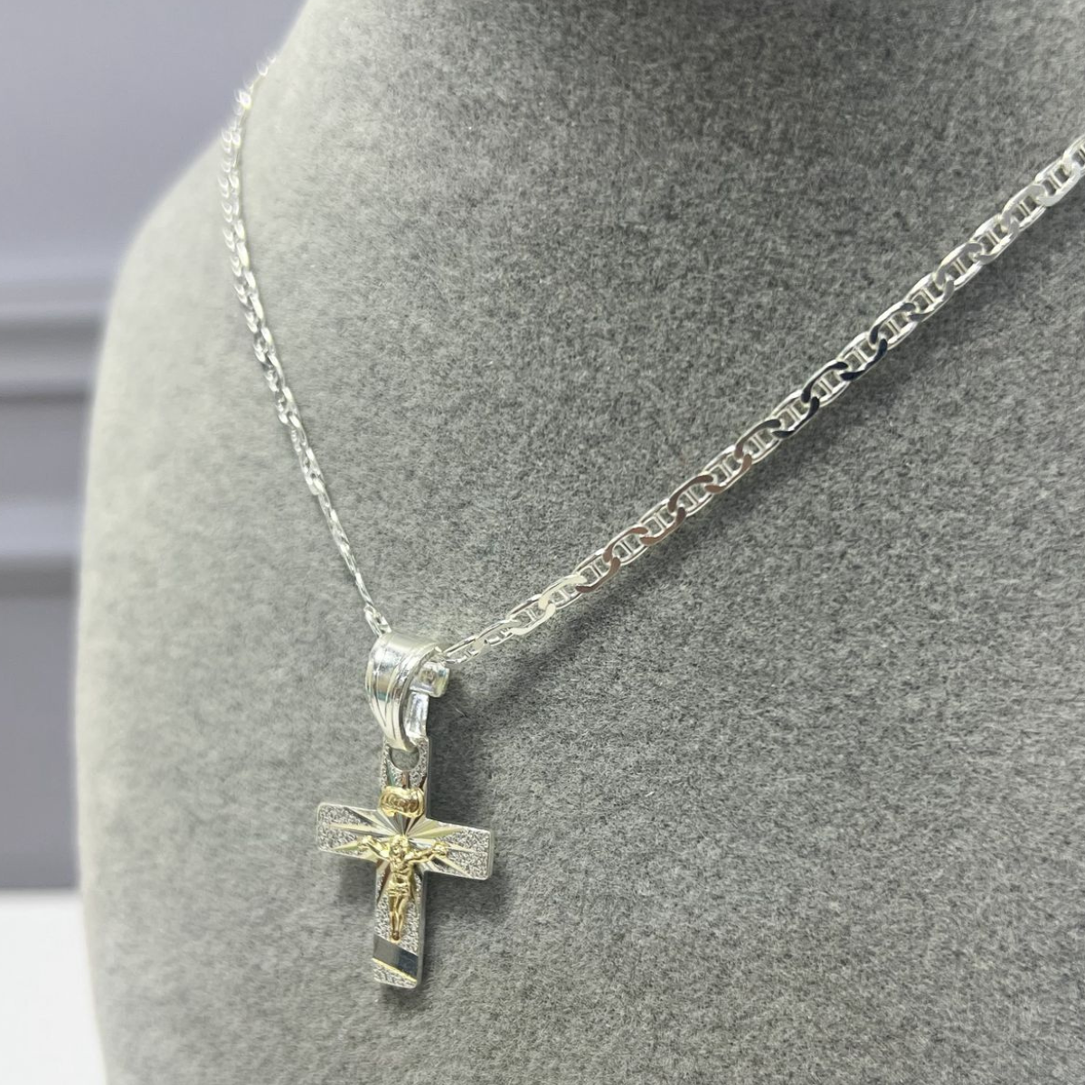 CADENA EN PLATA CON DIJE DE CRUZ BICOLOR