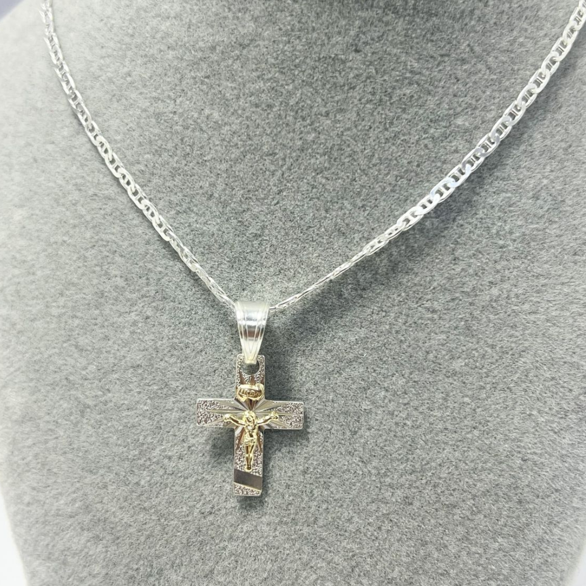 CADENA EN PLATA CON DIJE DE CRUZ BICOLOR