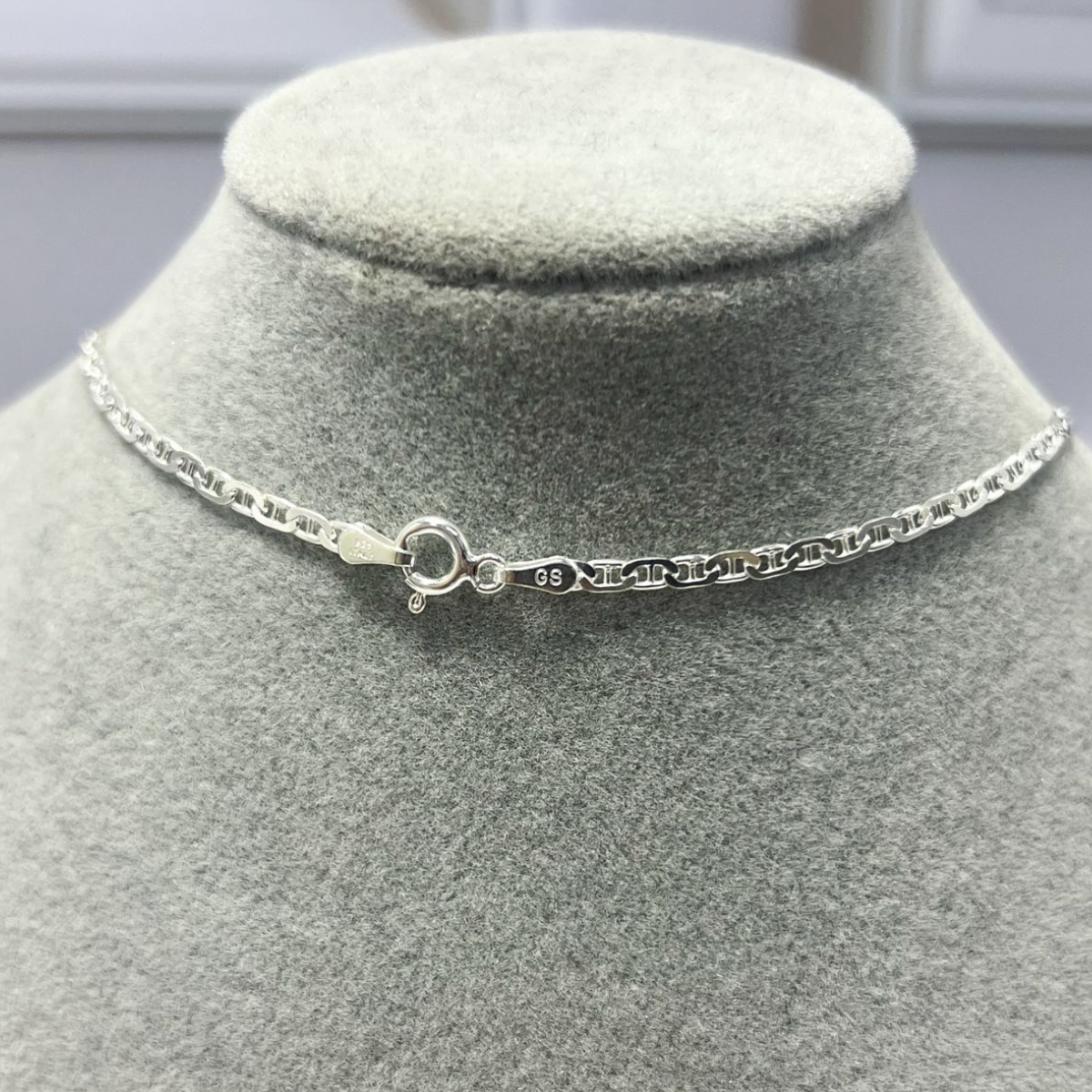 CADENA EN PLATA CON DIJE DE CRUZ BICOLOR