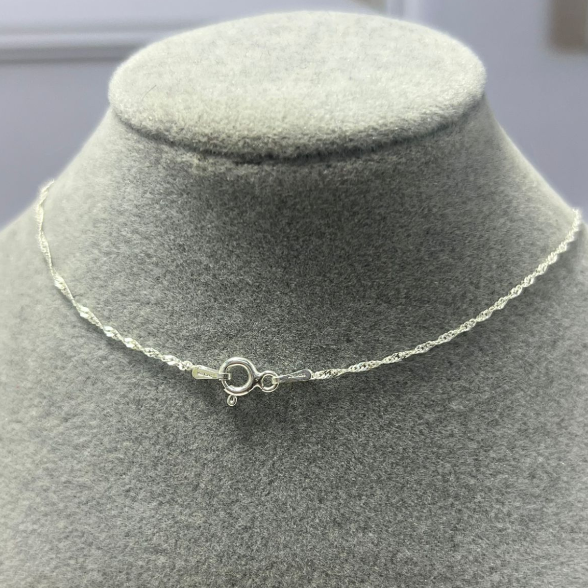 CADENA EN PLATA DIJE BICOLOR DE LA VIRGEN MARIA AUXILIADORA .