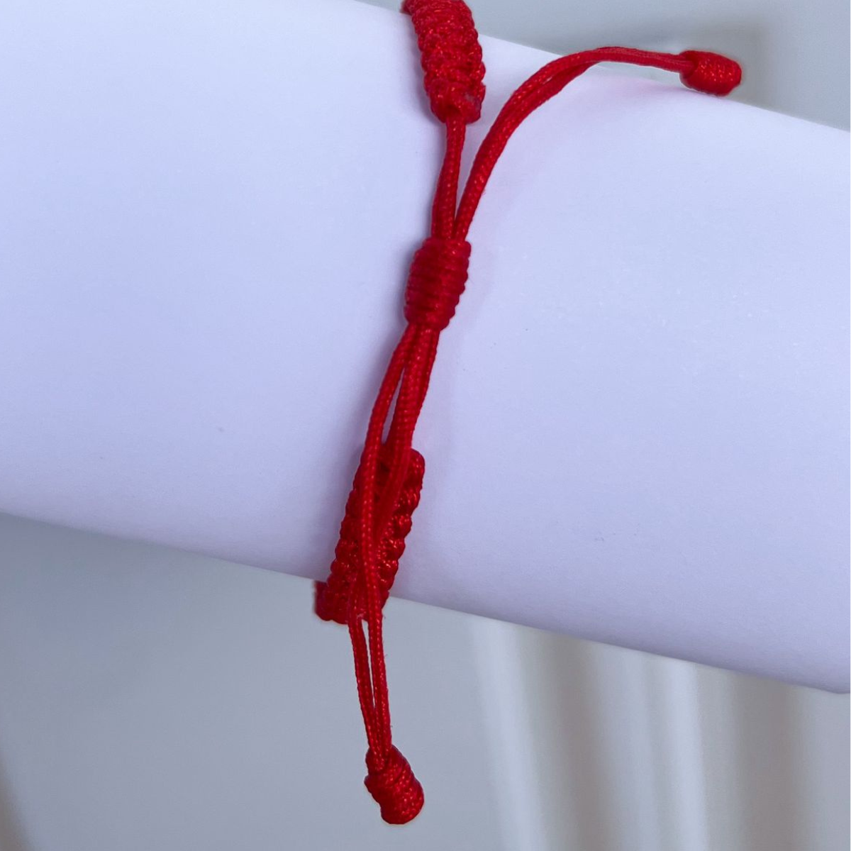 Pulsera Tejida en Macramé con Detalles en oro Laminado