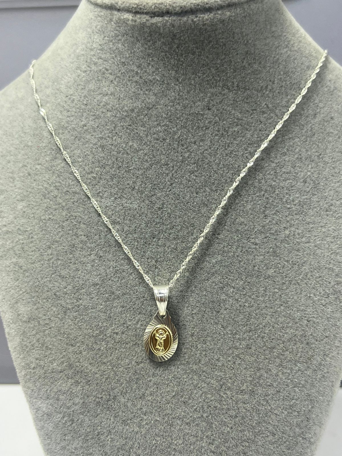 CADENA EN PLATA DIJE BICOLOR DE LA VIRGEN MARIA AUXILIADORA .