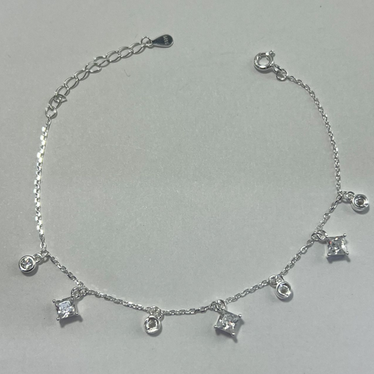 TOBILLERA EN PLATA CON DIJES DE CIRCONES