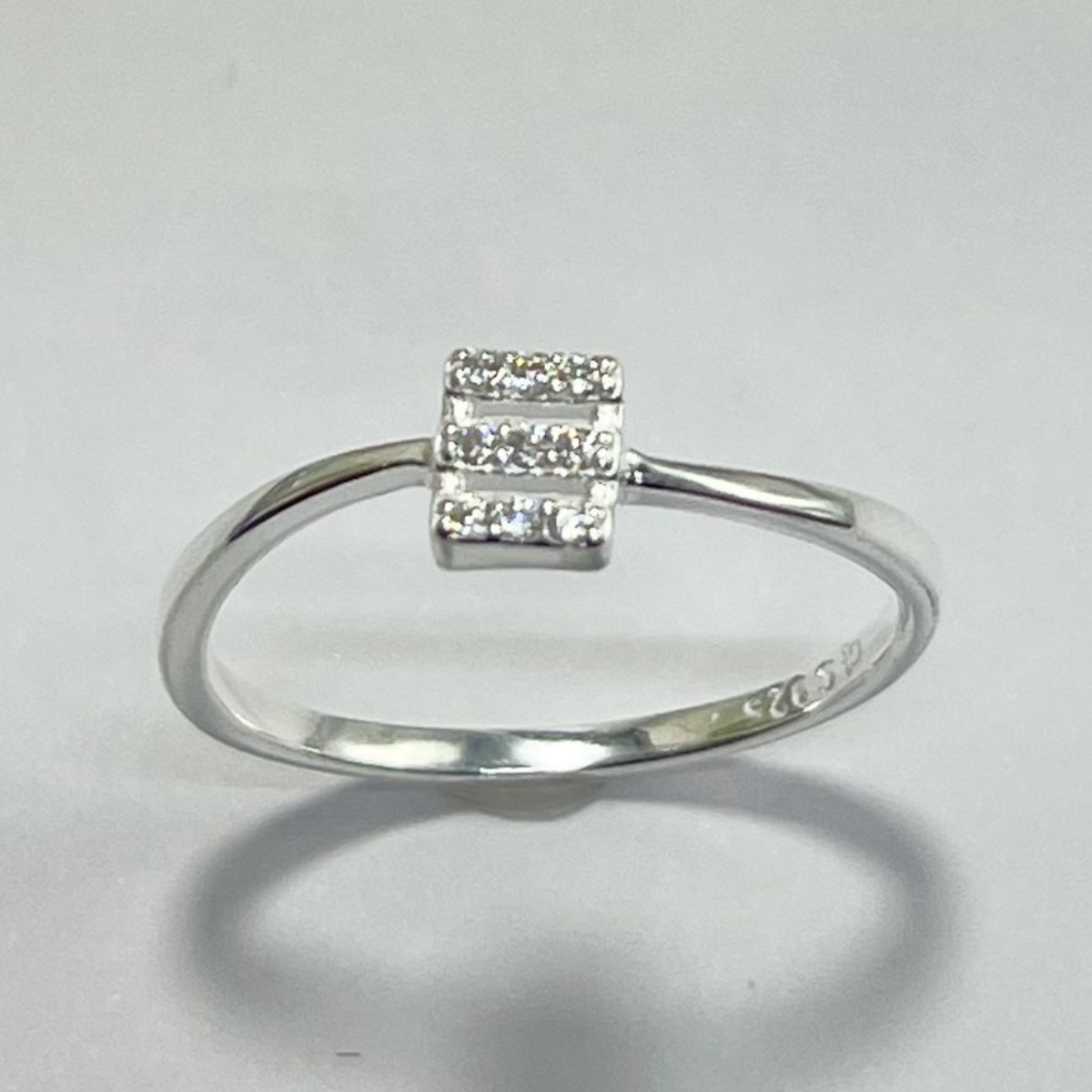 ANILLO CUADRADO EN PLATA CON MICRO CIRCONES
