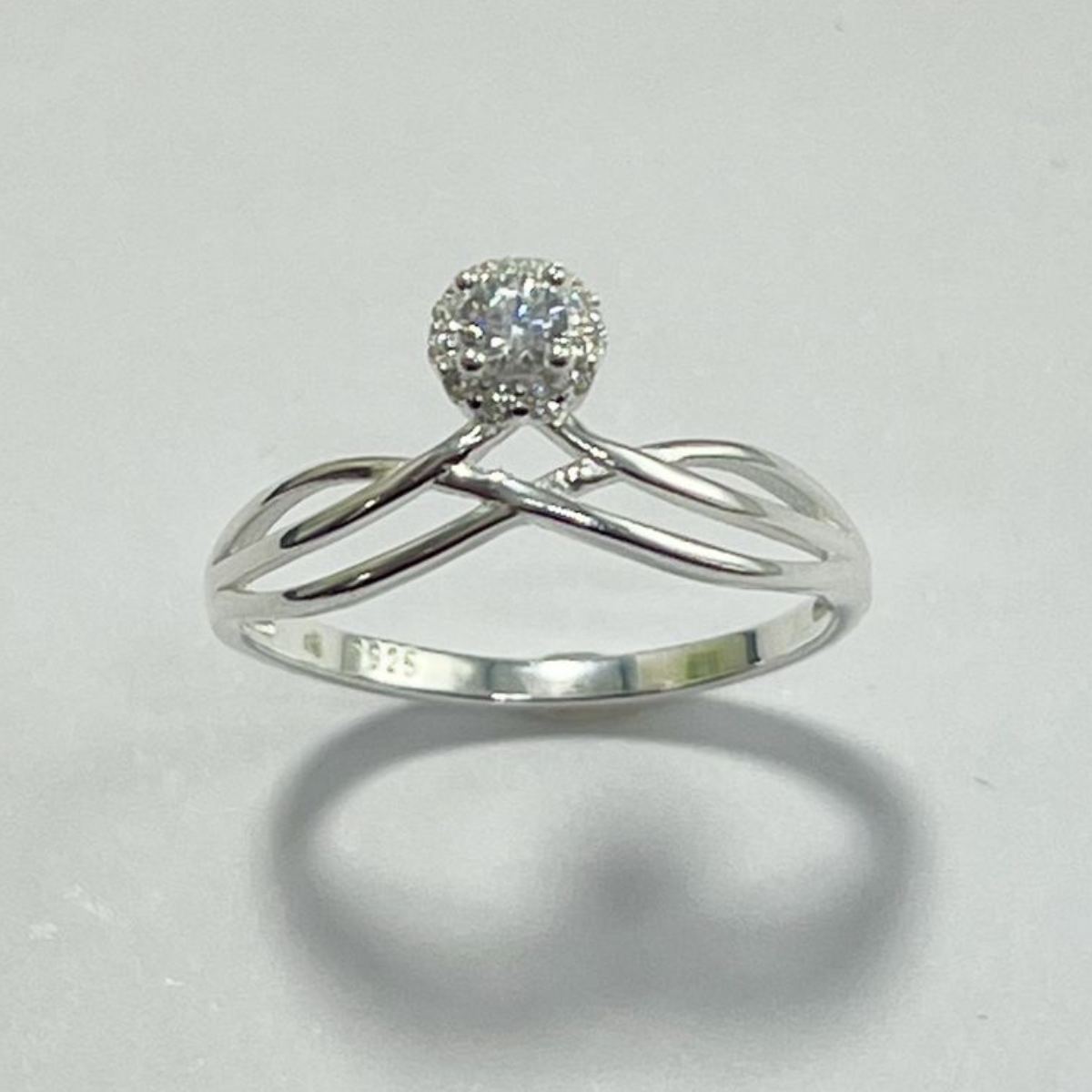 ANILLO LÍNEAS CRUZADAS  EN PLATA CON MICRO CIRCONES