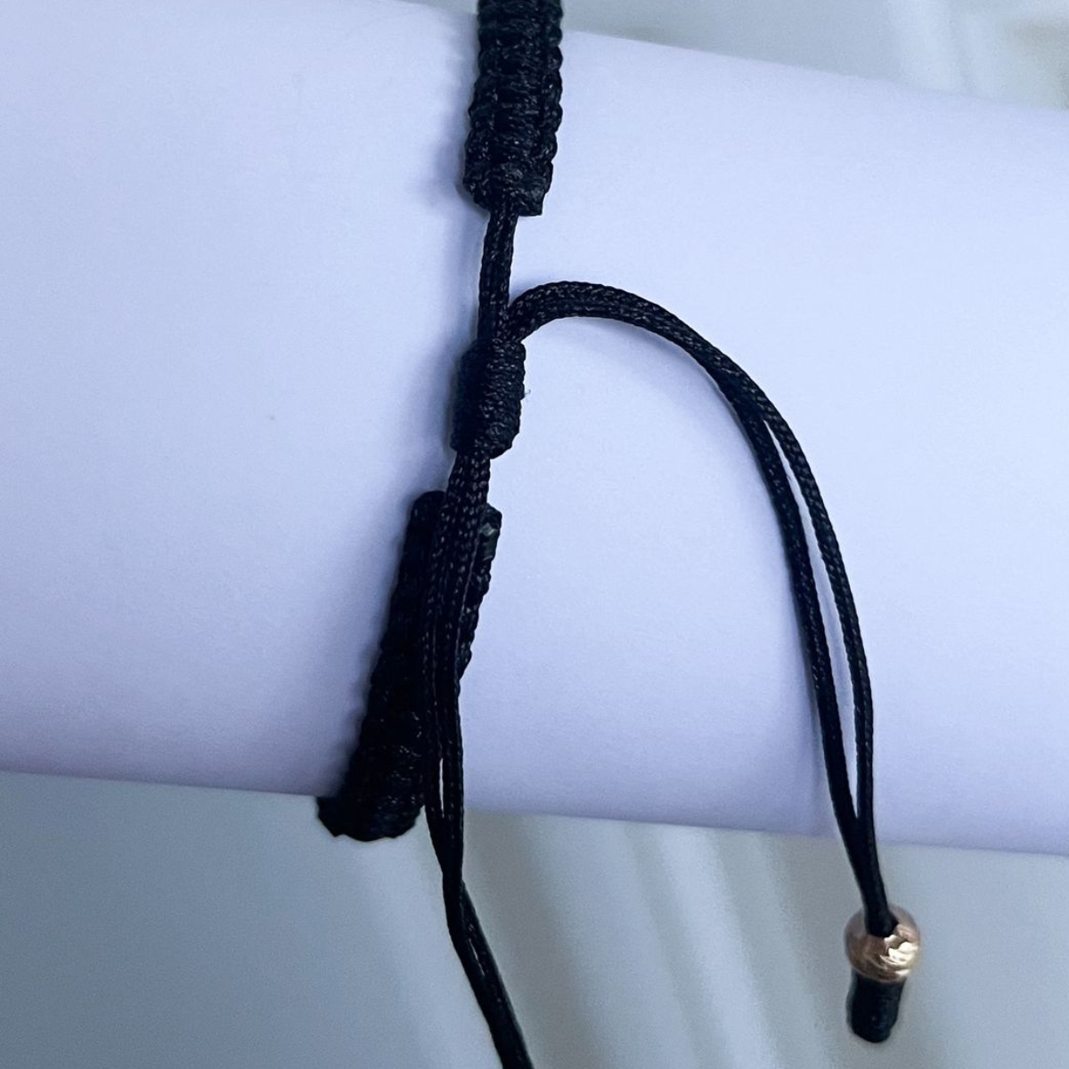 Pulsera Tejida En Macramé Con Balines Diamantados En Oro Laminado 18k