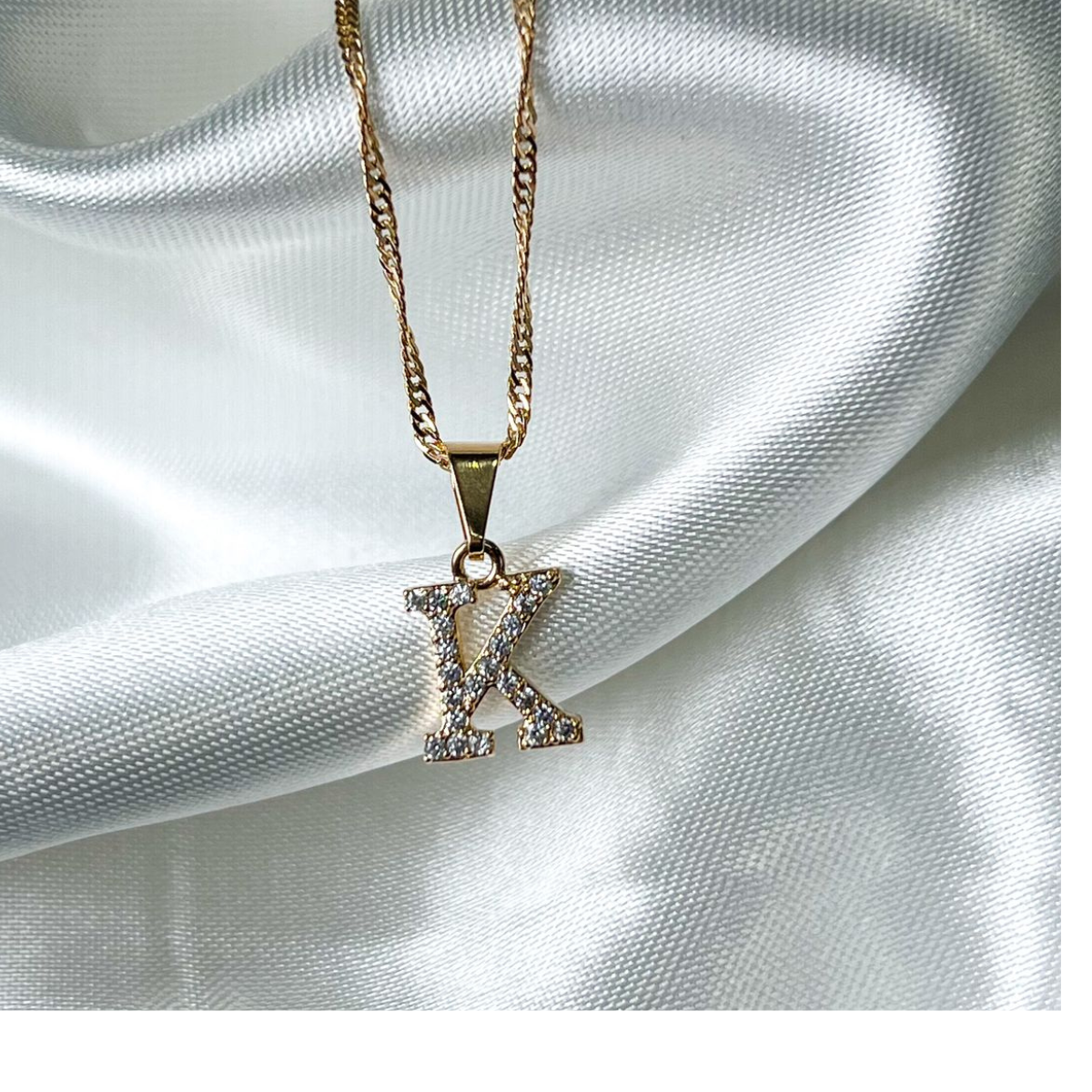 CADENA CON DIJE DE LETRA EN ORO LAMINADO 18K