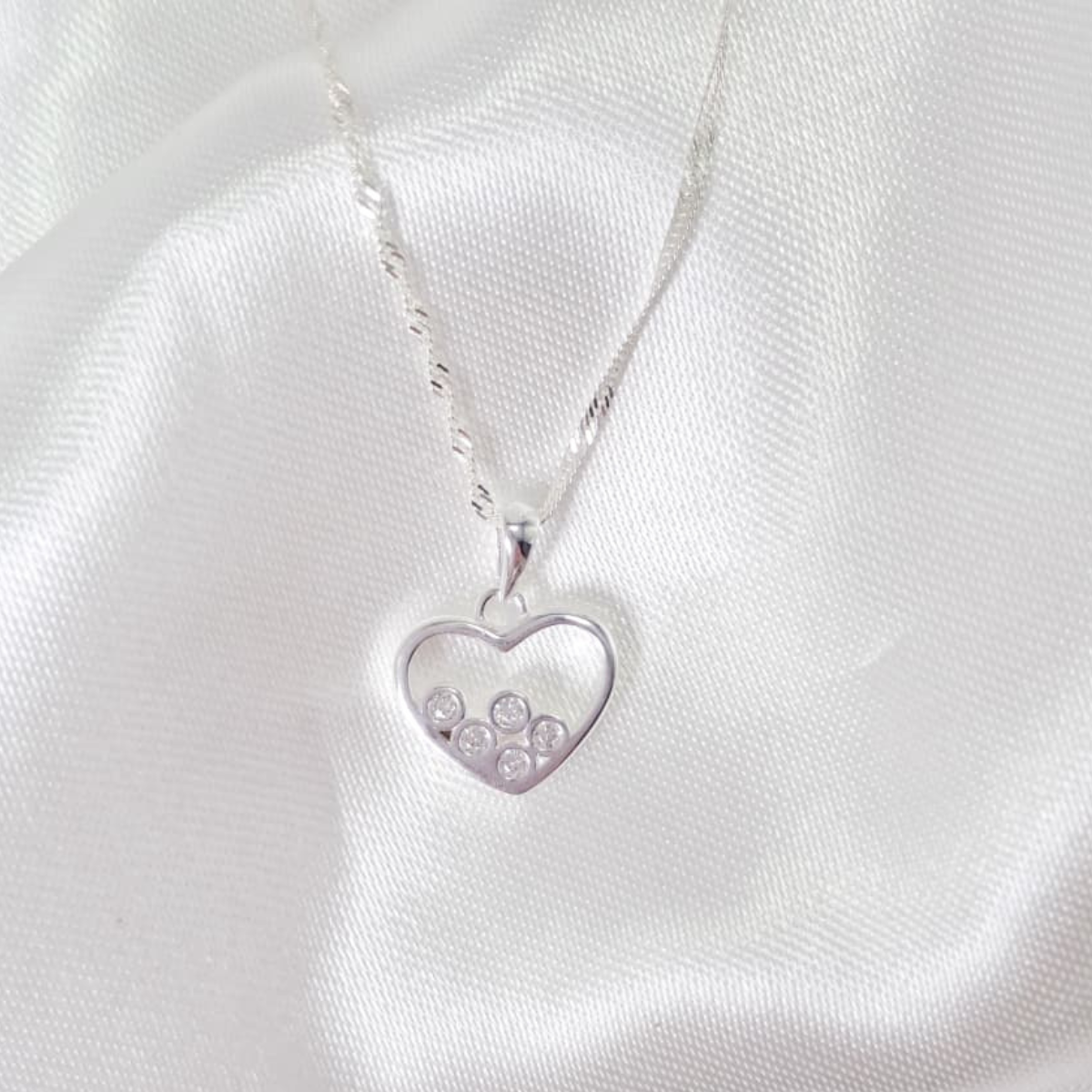 CADENA CON DIJE SILUETA CORAZÓN