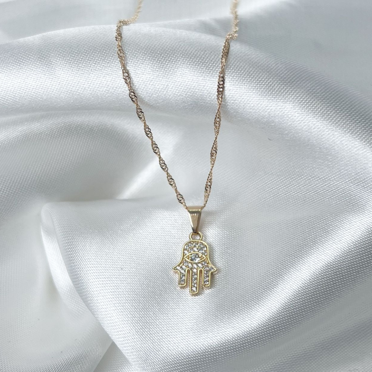 JUEGO CON DIJE MANO DE DIOS EN ORO LAMINADO 18 K