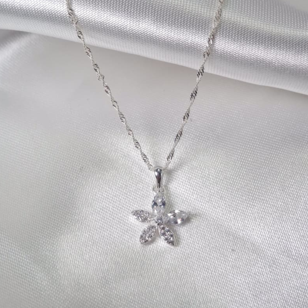 CADENA MAS DIJE DE FLOR CON CIRCONES Y MICRO CIRCONES EN PLATA