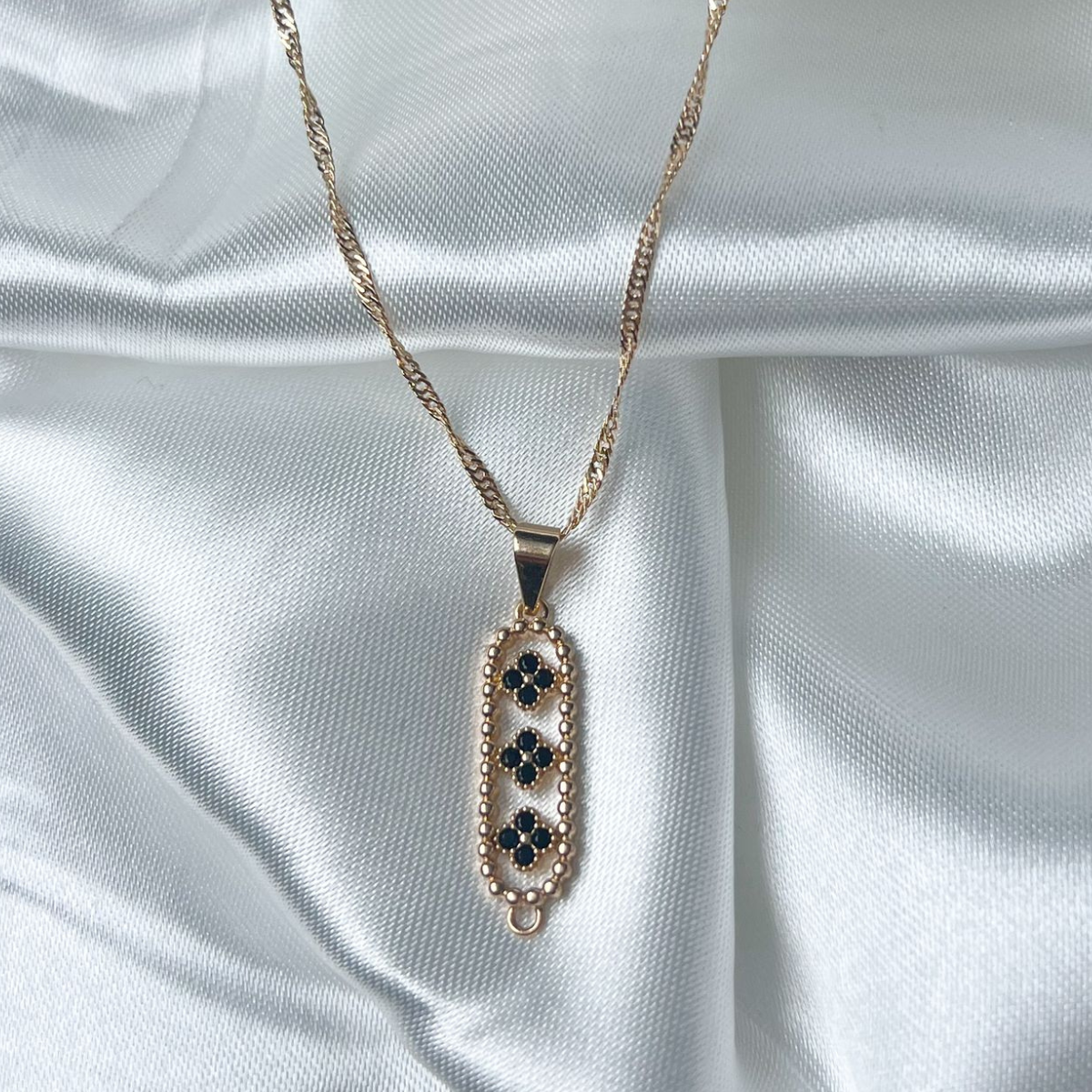 CADENA MAS DIJE EN FLORES  ORO LAMINADO 18K