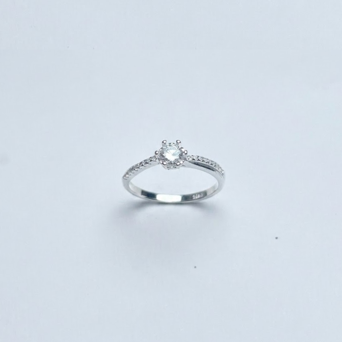 ANILLO SOLITYARIO PLATA CIRCONES TAILANDES