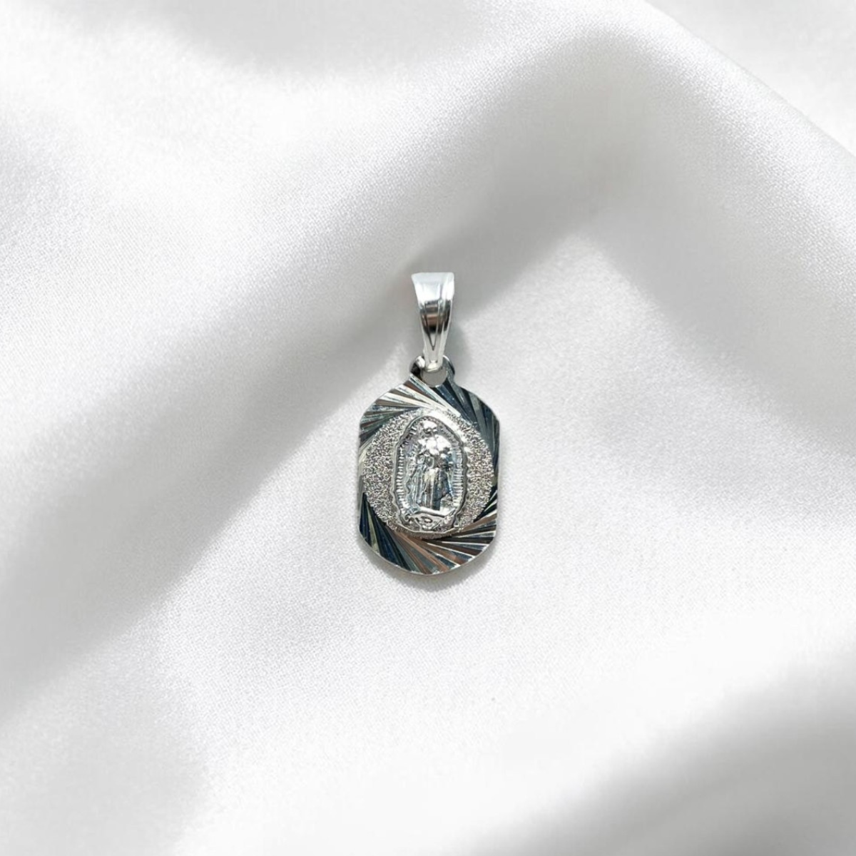 DIJE PLATA DIAMANTADO GUADALUPE
