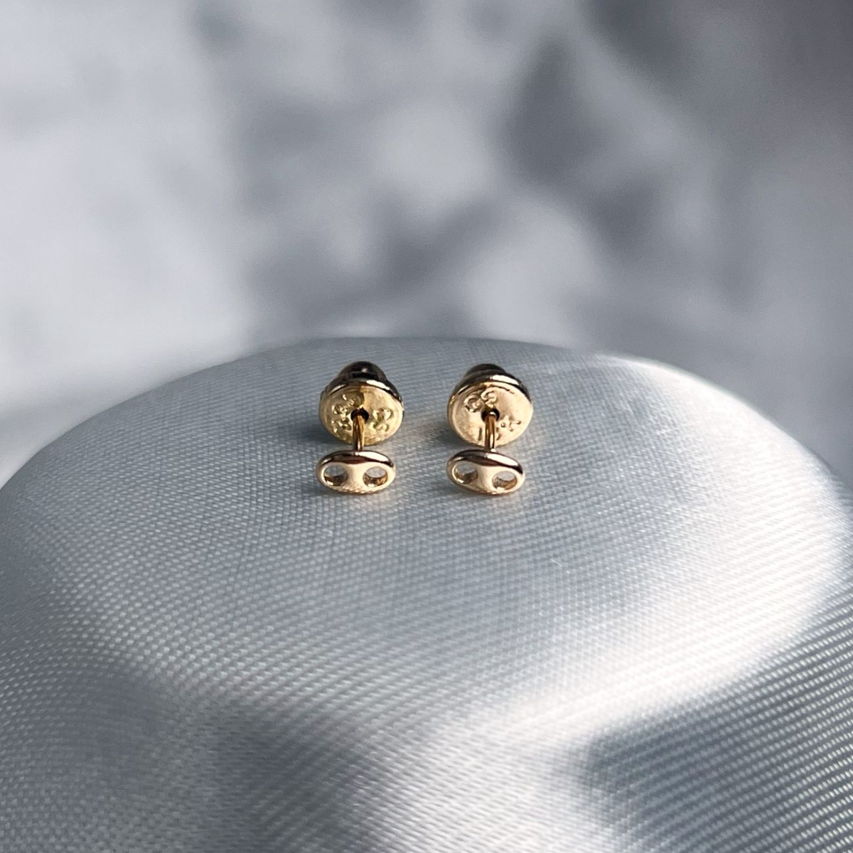 TOPO SEGURIDAD GUCCI PEQUEÑO ORO LAMINADO 18K