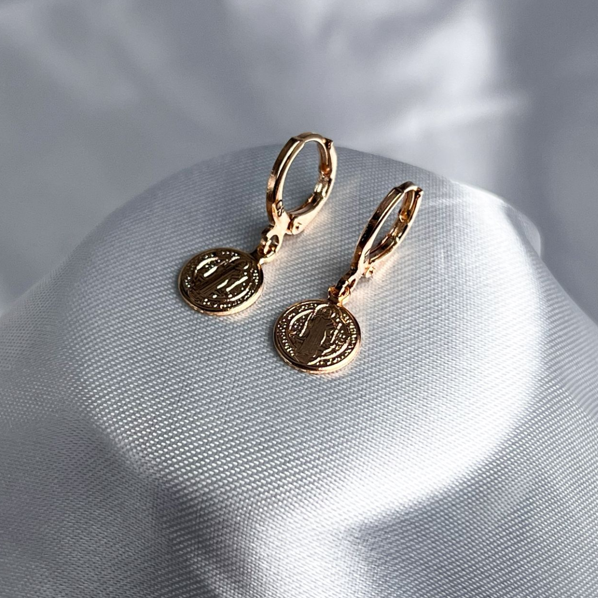 ARETE GANCHO FINO SAN BENITO ORO LAMINADO 18K