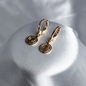 ARETE GANCHO FINO SAN BENITO ORO LAMINADO 18K