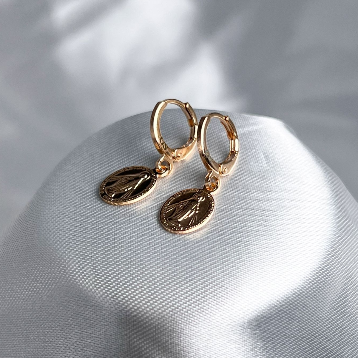 ARETE GANCHO FINO MILAGROSA ORO LAMINADO 18K