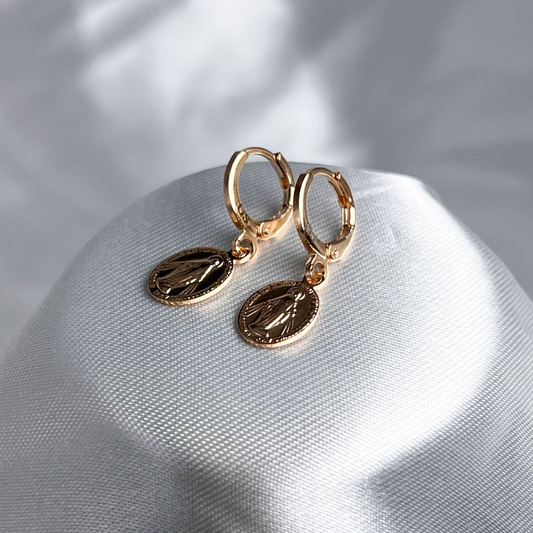 ARETE GANCHO FINO MILAGROSA ORO LAMINADO 18K