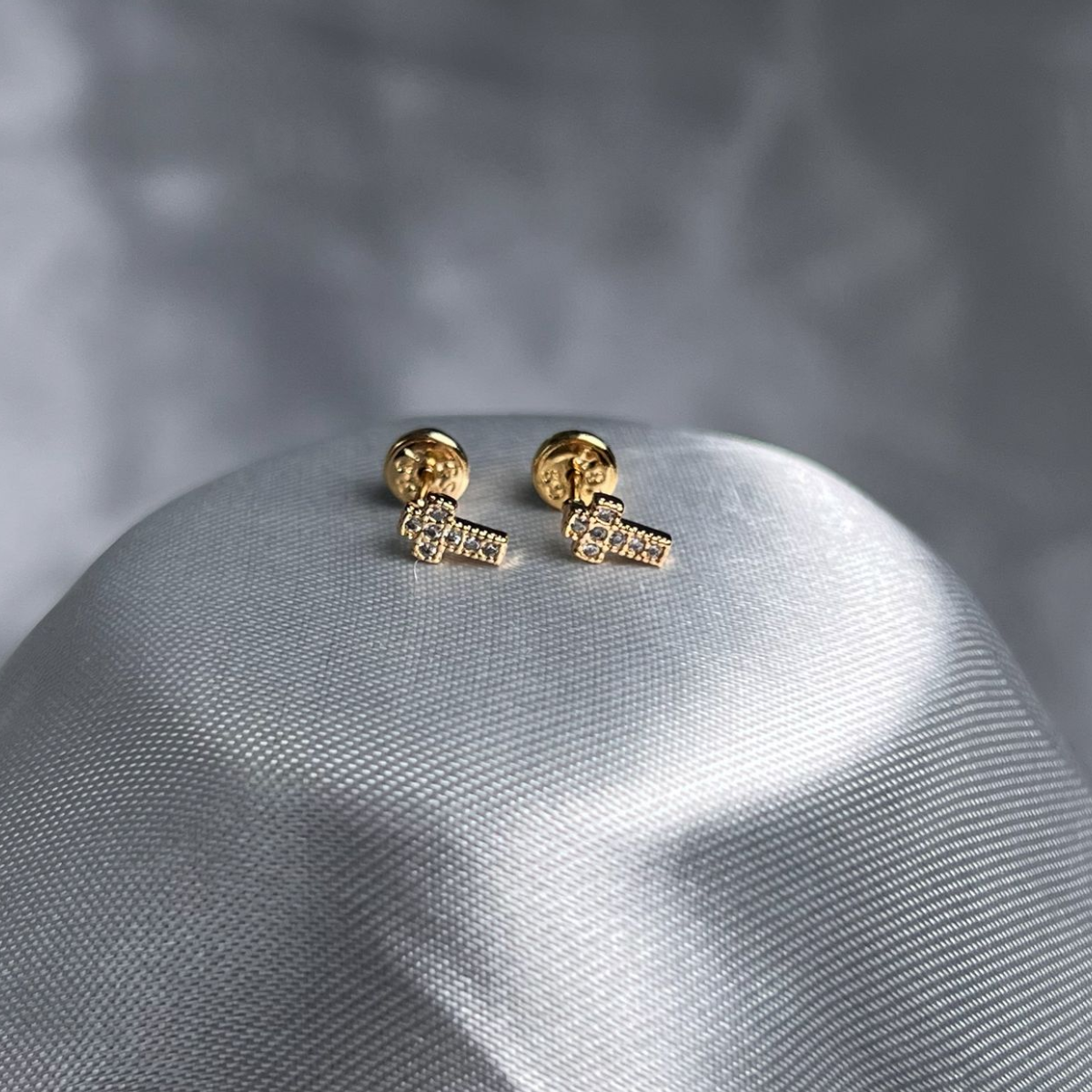 TOPO SEGURIDAD CRUZ PAVE CIRCON ORO LAMINADO 18K