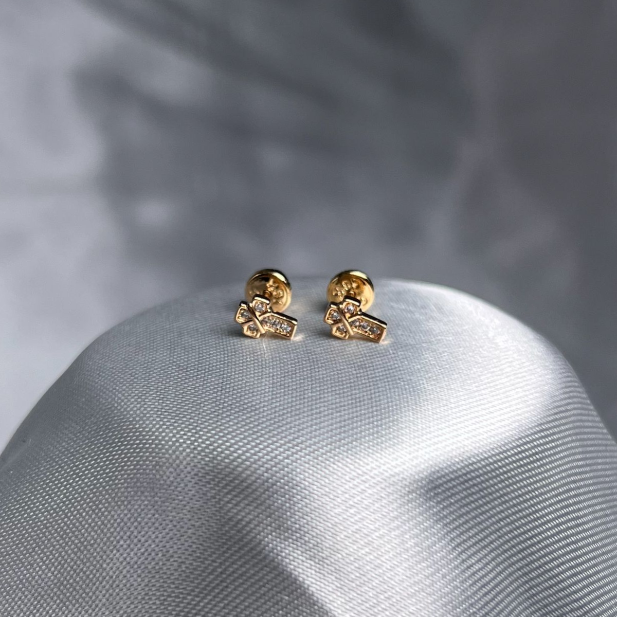 TOPO SEGURIDAD CRUZ PEQUEÑA CIRCON ORO LAMINADO 18K
