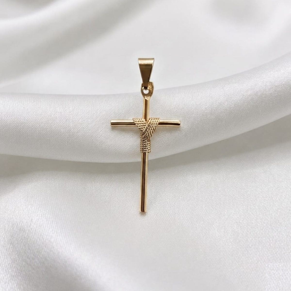 DIJE CRUZ REDONDA CON MANTO ORO LAMINADO 18K